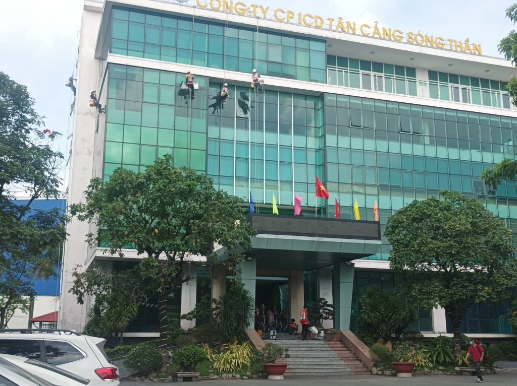 lau kính tòa nhà
